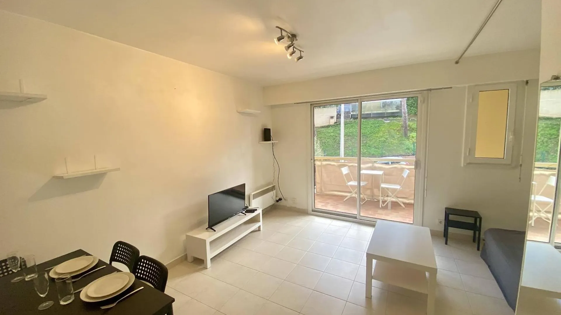 Appartement F1 Nice Ouest, Terrasse Vue Mer, Wifi